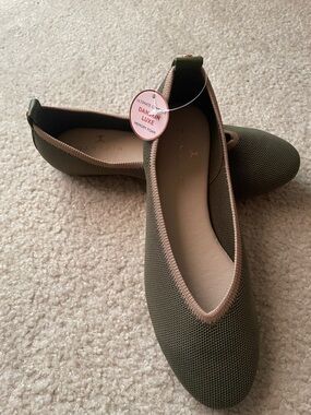 Danskin Olive Green Knit Slip-On Ballet Flats with Tan Trim size 7
